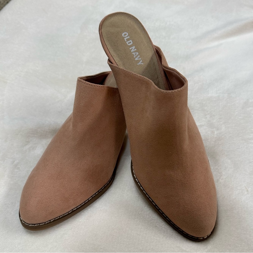 Womens Old Navy Mule in Nude color size 7.